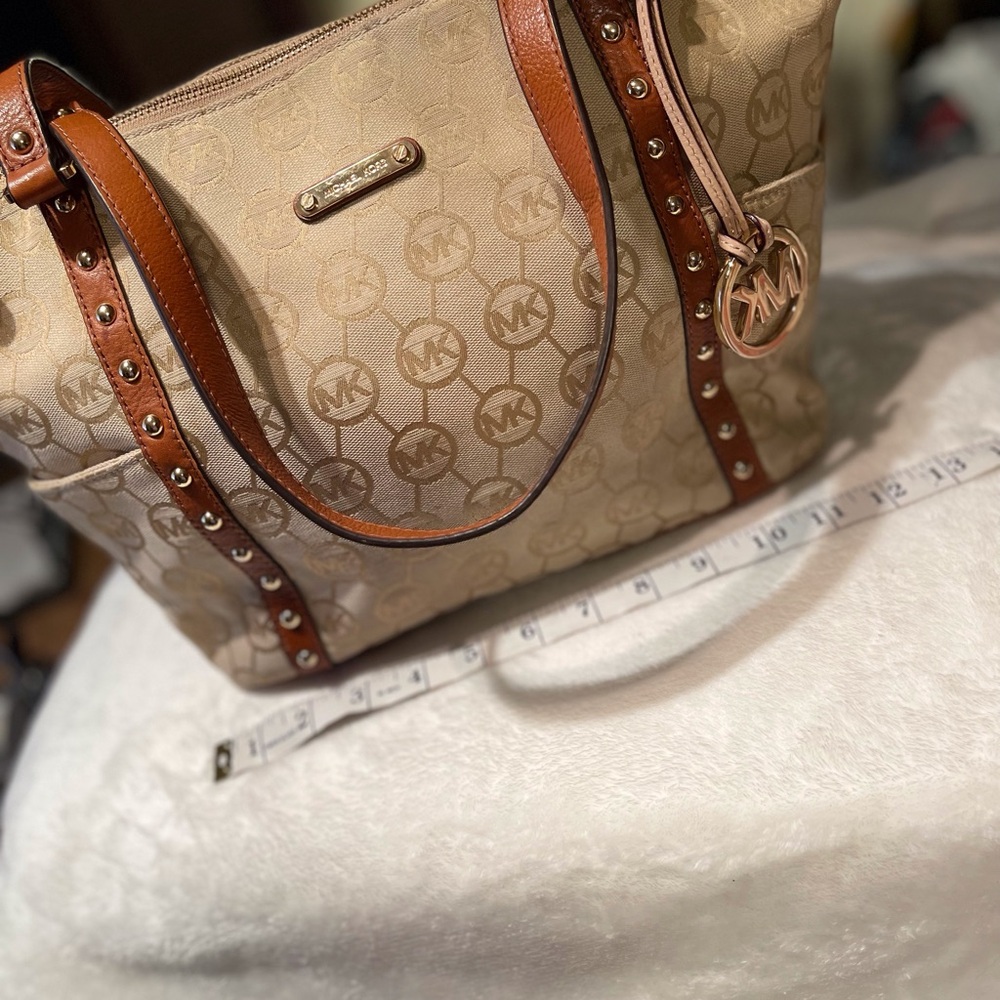 Michael Kors jet-set Signature Studded Tote - Picture 4 of 16